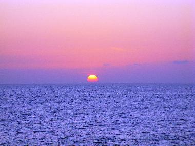 Sonnenuntergang bei einem Spaziergang am Meer Richtung Faro