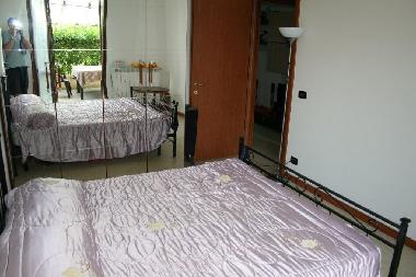Schlafzimmer mit Kingsize 2p Bett