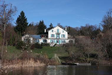 Blick auf die Villa im Winter
