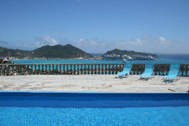 Ausblick von den Terrassen + Pool 70m2