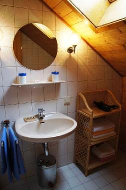 Dusche und Toilette mit Fenster