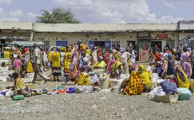 Tauchen sie ein in die Welt der Masai und besuchen sie den farbenfrohen Markt in Talek in unmittelba