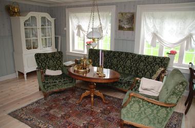 Der Aufenhaltsraum und nebenan liegt das Speisezimmer. 