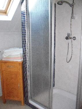 Eins von 5 Badezimmer