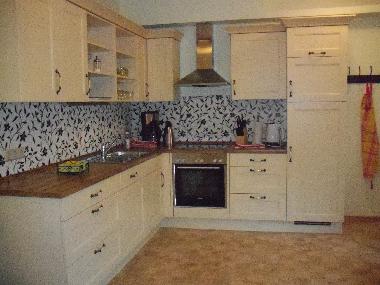 K�che im Erdgeschoss mit gro�em K�hlschrank und Sp�lmaschine