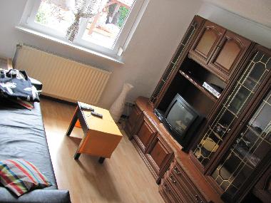 Wohnzimmer mit TV, DVD und ausklappbarer Schlafcouch