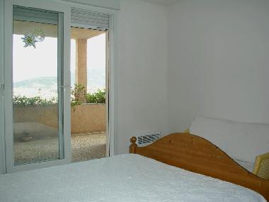 Schlafzimmer mit Ausgang auf Terrasse