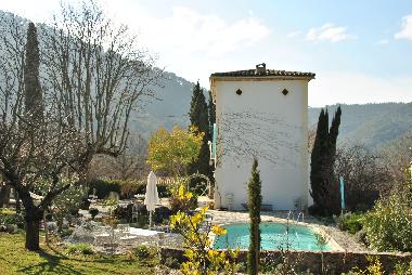 Blick zum Haus, Pool und Garten, im Winter