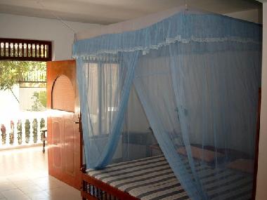 Wohn-Schlafzimmer mit Blick auf den Balkon