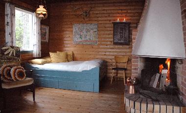Hinter im Wohnzimmer gibt es ein Doppelbett (140 cm, 2 Betten) im traditionellen Dalarnastil.