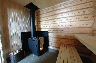 Sauna mit Holzofen. Ein groes Fenster zum See bietet Ihnen ein groartiges Panorama.