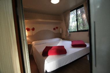 Schlafzimmer mit groem Bett (150x200)