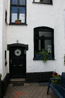 Haus Rckseite mit Eingang zur Wohnung