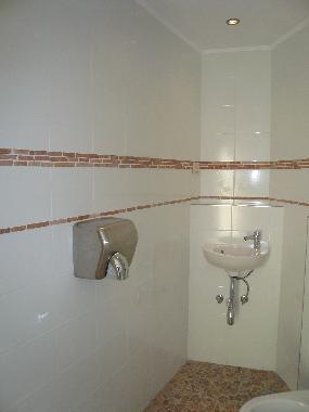 Toilettenraum (mit WC) am Schwimmbad