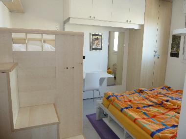 Schlafzimmer mit Etagenbett und elektrisch versenkbarem Doppelbett