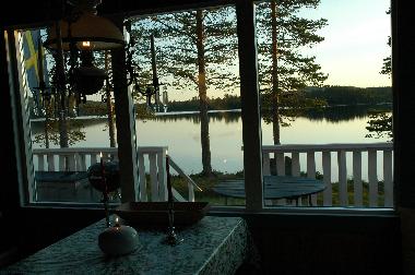 Von dem Esstisch in dem Wohnzimmer hat man einen tollen Blick ber den See.