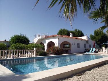 Stylische Villa mit groem Pool umringt von Orangen Plantagen