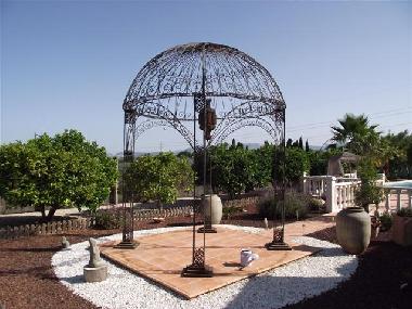 Mitten im Krutergarten steht ein Marokkanischer Pavillon...