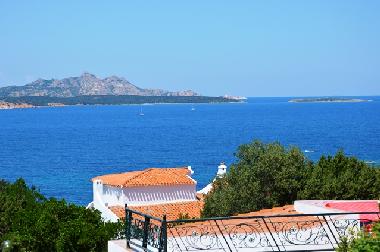 Meerblick von unserer berdachten Terrasse auf die Insel Caprera, aufgenommen 2014