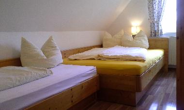 Das Dreibettzimmer mit einen Doppelbett sowie ein Einzelbett.