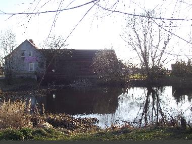 Kirschgarten Heindorf: Blick vom Dorfteich auf das Haus