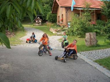 Im Hintergund der Aufenthaltsraum