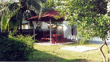Hintere Garten mit gedeckter Terasse und Grillplatz