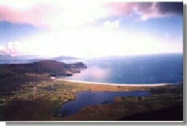 Blick auf Keel lake und  beach und Minaun Cliffs