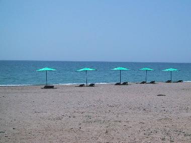 Den in 200 m Entfernung liegenden, fast unber�hrten und endlosen Sandstrand erreichen Sie �ber einen