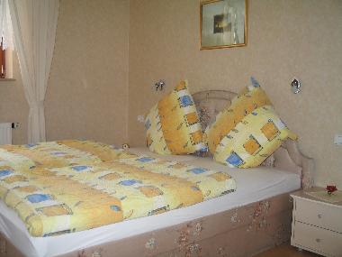 Schlafzimmer mit grossen Spiegelkleiderschrank (j. Menge Bgel)