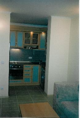 Die K�che aus dem Wohnzimmer mit Platz f�r noch 2 Personen