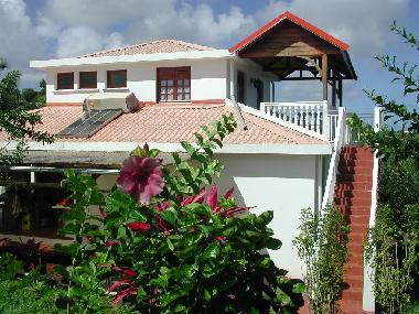 Seitenansicht, eigener Aufgang zum App. mit Balkon+Meeresblick