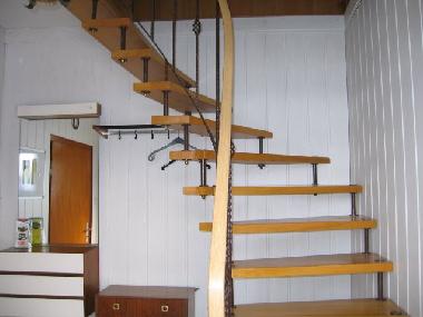 Der Eingangsbereich mit Treppe zu den Schlafzimmer.