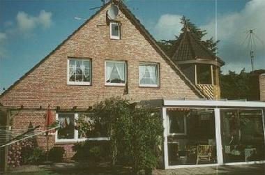 Blick von der Spielwiese auf die Ferienwohnung mit Wohnzimmer, Kche mit berdachten Balkon mit Turm