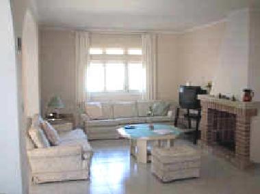 freundliche, helle Einrichtung mit SAT-TV und Kamin