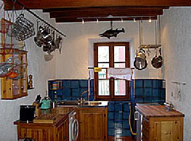 komplette Kche mit Waschmaschine und groem Esstisch