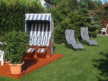 Liegewiese im Garten mit Strandkorb