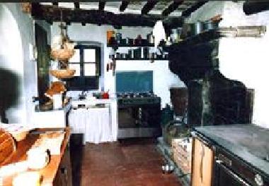 Die K�che mit offenem Kamin