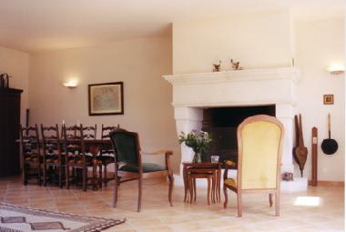 Aufenthaltsraum mit Kamin