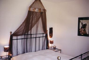 Bett im Afrikazimmer