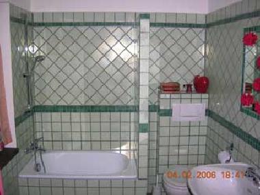 Bad mit Dusche, WC und Sitzbadewanne