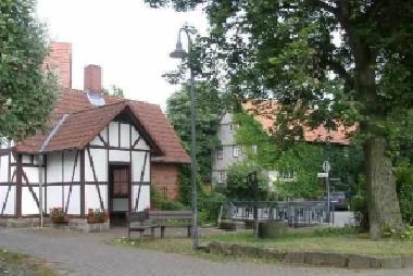 Dorfplatz in Allmus - geprägt von Fachwerkhäusern