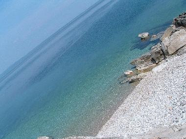 sehr kleines STRAND vor dem Haus