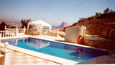 Schwimmbad mit 2 Terassen und Duschbereich vor dem Kindspielfeld