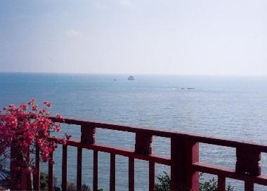 Blick vom Ostbalkon zum nahen Meer