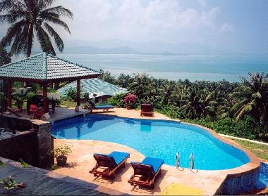 Blick von der Westterrasse auf den Pool.