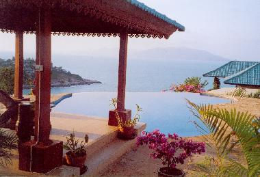 Blick �ber die Sala zum pool und zum Meer