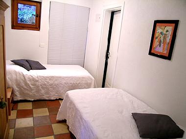 Kleines Schlafzimmer mit getrennten Betten