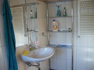 Das Bad ist komplett gefliest (Villeroi+Boch)