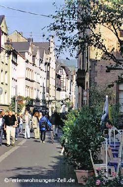 Fu�g�ngerzone von Zell Mosel mit engen romantischen Gassen
